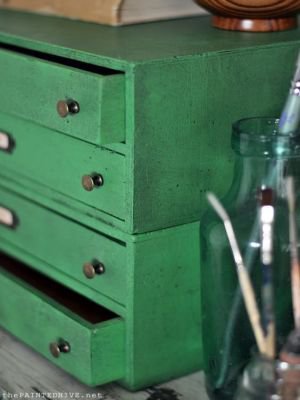 Voorbeelden van Annie Sloan groene kleuren op meubels